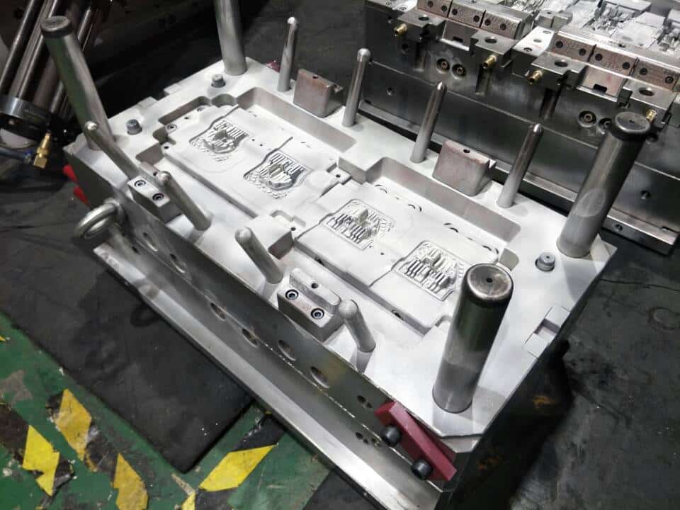 Hot runner plastic injection mould