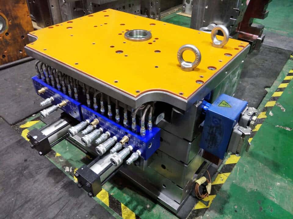 Hot runner plastic injection mould